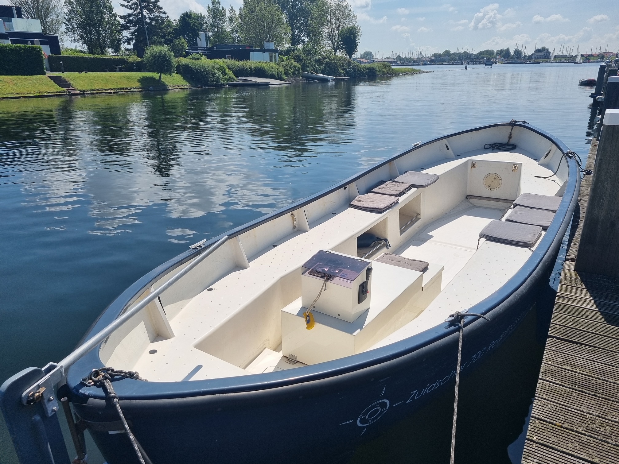 Sloep met schipper op het veerse meer